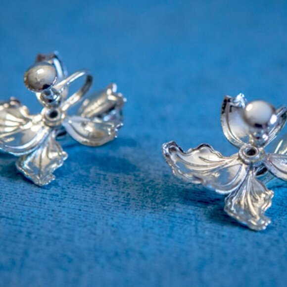 BEAUTIFUL Vintage Orchid Screw Back Earrings Silver Tone - Picture 6 of 9